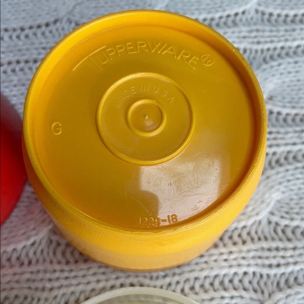 VTG Tupperware snack cups 4 oz round containers  model number 1229 with Lids